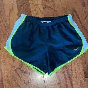Nike dri-fit girls large shorts